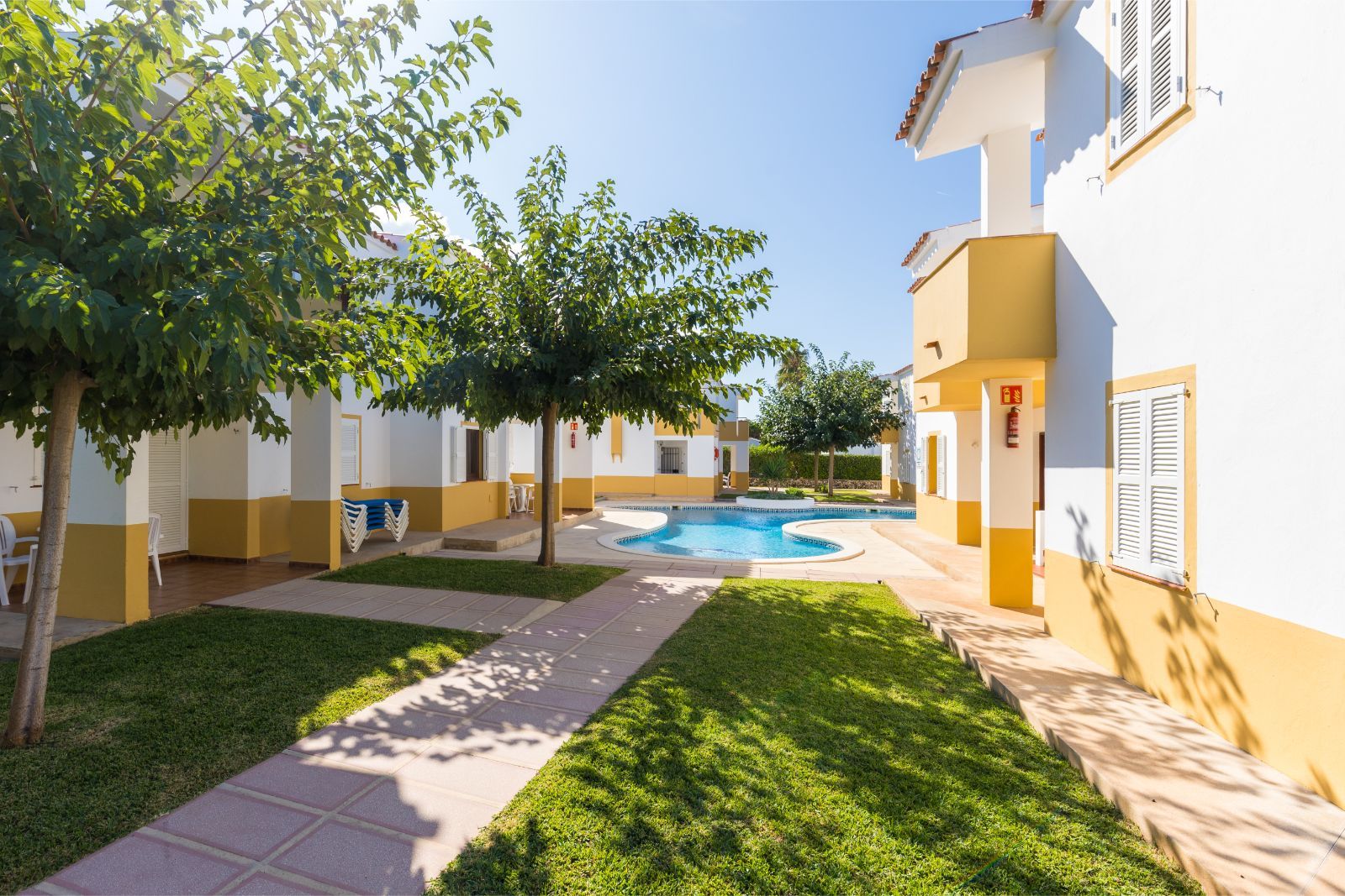 Jardín y paseo piscina